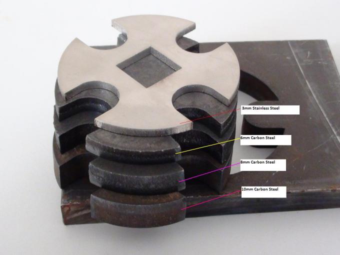 Attrezzatura di taglio del laser di CNC del acciaio al carbonio di CA di 4 cavi, piccola tagliatrice del laser