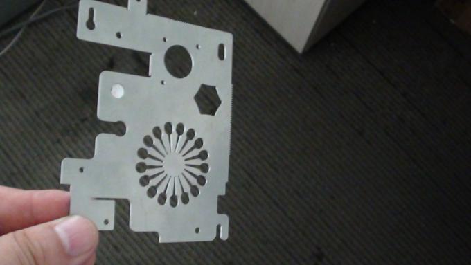 attrezzatura di taglio del laser della fibra di CNC 1500W per lo strato per il taglio di metalli