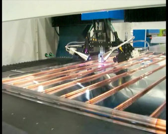 Porcellana Macchina della saldatura a laser della fibra del pannello solare con 2 teste della saldatura a laser fornitore